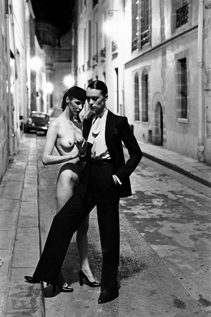 HELMUT-NEWTON_005_Rue-Aubriot,-Paris,-1975-(c)-Foto-Helmut-Newton,-Helmut-Newton-Estate-Courtesy-Helmut-Newton-Foundation