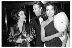 ELIZABETH-TAYLOR-ROY-HALSTON-Y-BIANCA-JAGGER Getty Images